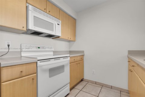 Condo in Miami, Florida, 1 bedroom  № 1953425 - photo 12
