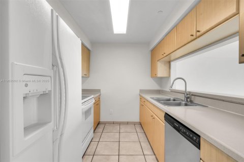 Condo in Miami, Florida, 1 bedroom  № 1953425 - photo 11