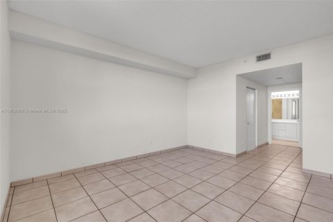 Condo in Miami, Florida, 1 bedroom  № 1953425 - photo 16