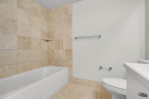 Condo in Miami, Florida, 1 bedroom  № 1953425 - photo 21