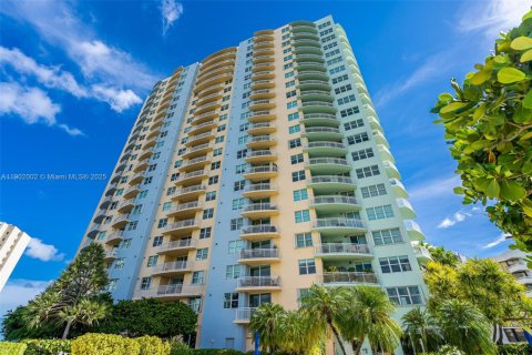 Condo in Miami, Florida, 1 bedroom  № 1953425 - photo 4