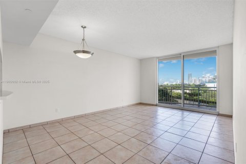 Condo in Miami, Florida, 1 bedroom  № 1953425 - photo 6
