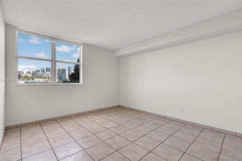 Condo in Miami, Florida, 1 bedroom  № 1953425 - photo 15