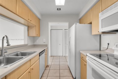 Condo in Miami, Florida, 1 bedroom  № 1953425 - photo 13