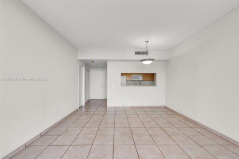 Condo in Miami, Florida, 1 bedroom  № 1953425 - photo 8