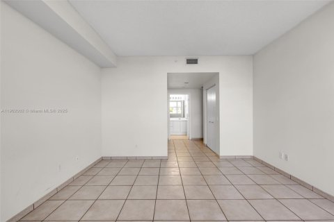 Condo in Miami, Florida, 1 bedroom  № 1953425 - photo 17