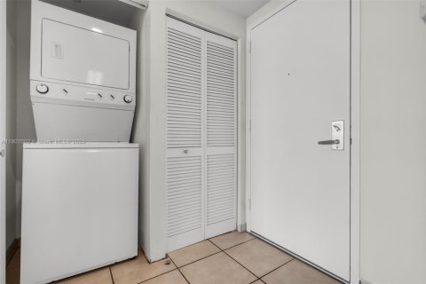 Condo in Miami, Florida, 1 bedroom  № 1953425 - photo 23