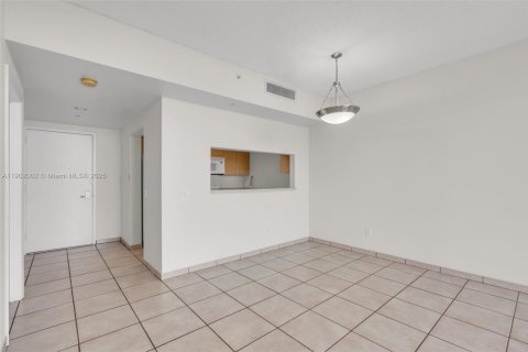 Condo in Miami, Florida, 1 bedroom  № 1953425 - photo 10