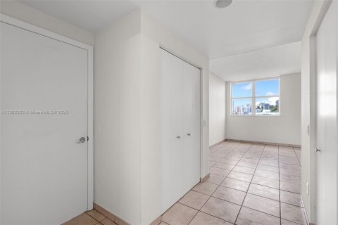 Condo in Miami, Florida, 1 bedroom  № 1953425 - photo 14