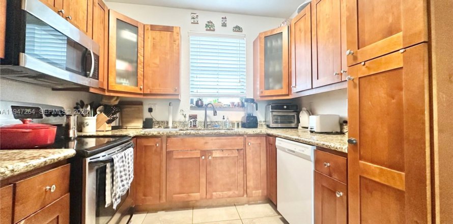 Adosado en Miami, Florida 2 dormitorios, 117.24 m2 № 2004289