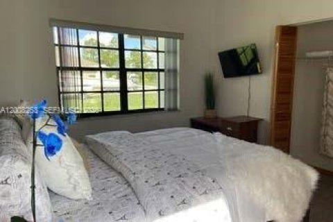 Immobilier commercial à louer à Homestead, Floride: 1 chambre, 273.69 m2 № 2170901 - photo 2