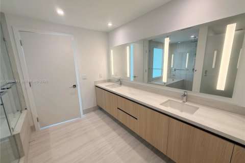 Condo in North Miami, Florida, 3 bedrooms  № 2399641 - photo 24