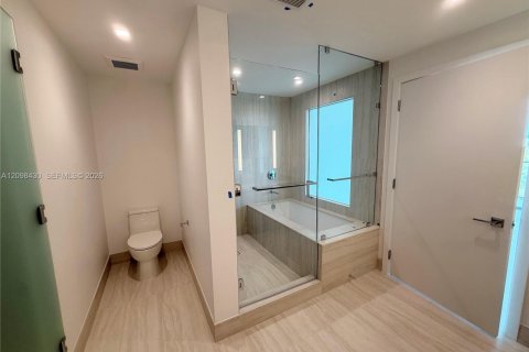 Condo in North Miami, Florida, 3 bedrooms  № 2399641 - photo 20