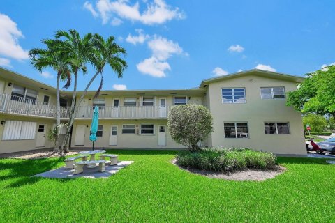 Condo in Hollywood, Florida, 1 bedroom  № 2050137 - photo 4