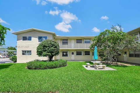Condo in Hollywood, Florida, 1 bedroom  № 2050137 - photo 2