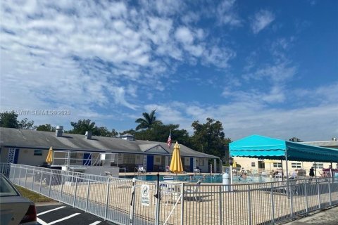 Condo in Hollywood, Florida, 1 bedroom  № 2050137 - photo 6