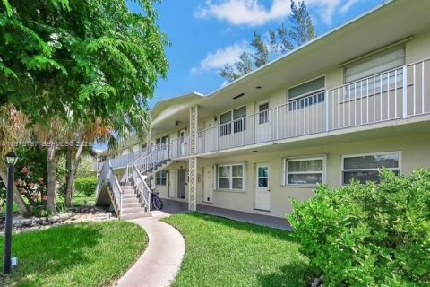 Condo in Hollywood, Florida, 1 bedroom  № 2050137 - photo 1