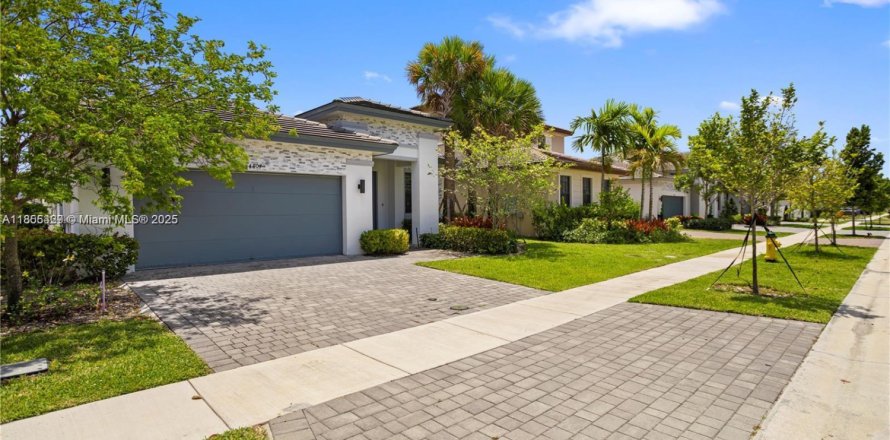 House in Miramar, Florida 3 bedrooms, 190.17 sq.m. № 1877844