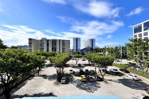 Condominio en venta en Miami, Florida, 3 dormitorios, 104.05 m2 № 1987776 - foto 3