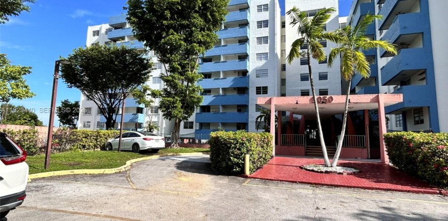 Condominio en Miami, Florida, 3 dormitorios  № 1987776