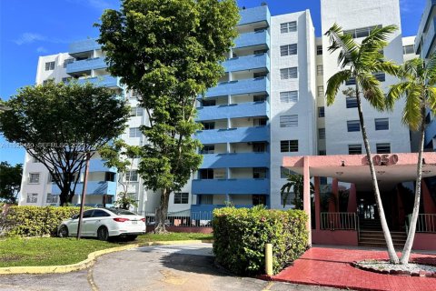 Condominio en venta en Miami, Florida, 3 dormitorios, 104.05 m2 № 1987776 - foto 2