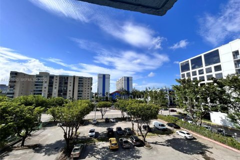 Condominio en venta en Miami, Florida, 3 dormitorios, 104.05 m2 № 1987776 - foto 4