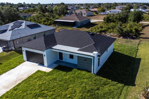 House in Lehigh Acres, Florida 3 bedrooms № 1892389 - photo 6