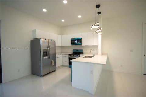 House in Lehigh Acres, Florida 3 bedrooms № 1892389 - photo 16