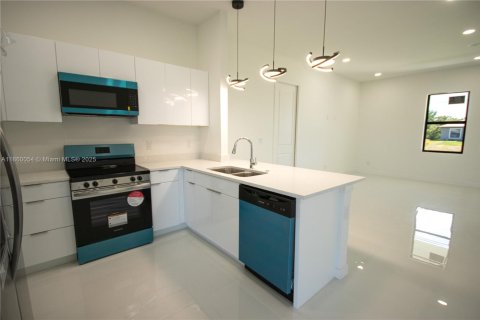 House in Lehigh Acres, Florida 3 bedrooms № 1892389 - photo 18