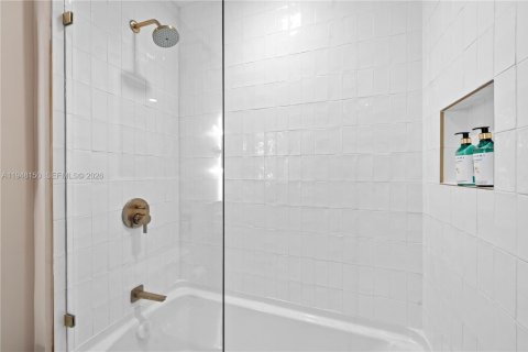 Condo in Miami, Florida, 1 bedroom  № 2061532 - photo 15