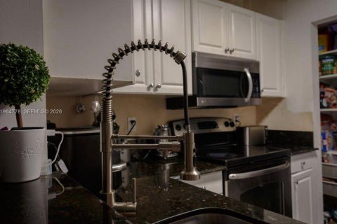 Condo in Hollywood, Florida, 2 bedrooms № 2026829 - photo 3