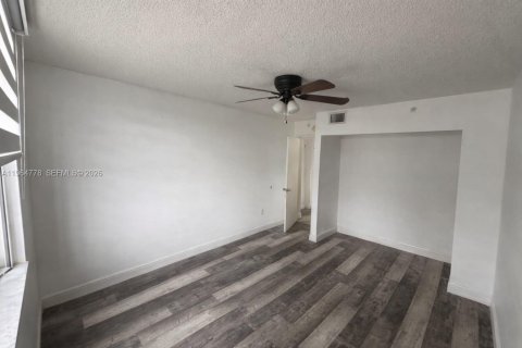 Condo in Hollywood, Florida, 2 bedrooms № 2026829 - photo 11