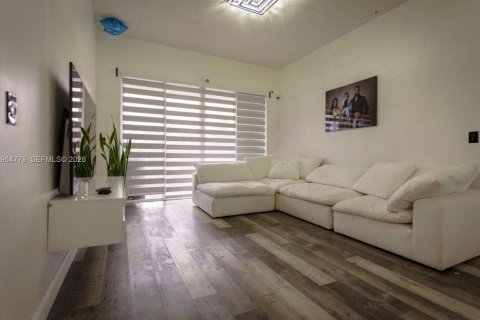 Condo in Hollywood, Florida, 2 bedrooms № 2026829 - photo 8