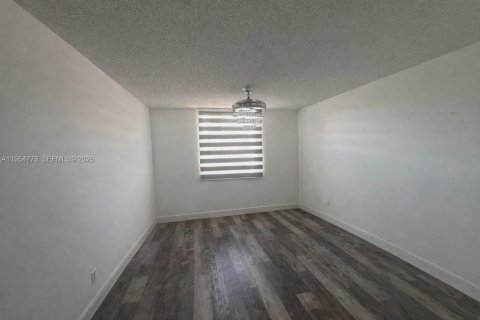 Condo in Hollywood, Florida, 2 bedrooms № 2026829 - photo 9