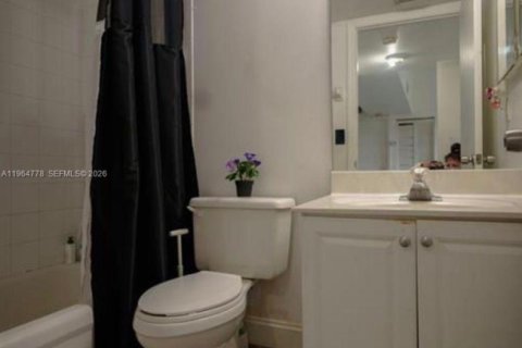 Condo in Hollywood, Florida, 2 bedrooms № 2026829 - photo 10