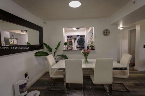 Condo in Hollywood, Florida, 2 bedrooms № 2026829 - photo 4