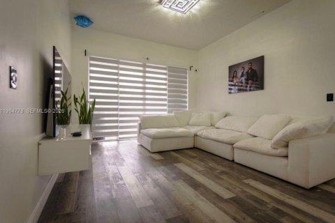 Condo in Hollywood, Florida, 2 bedrooms № 2026829 - photo 2