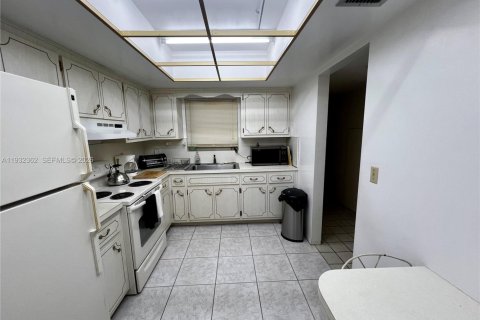 Купить кондоминиум в Холливуд, Флорида 1 спальня, 76.64м2, № 2053690 - фото 10