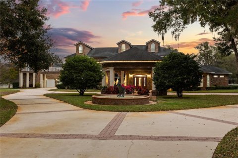 House in Sanford, Florida 8 bedrooms, 976.87 sq.m. № 2224491