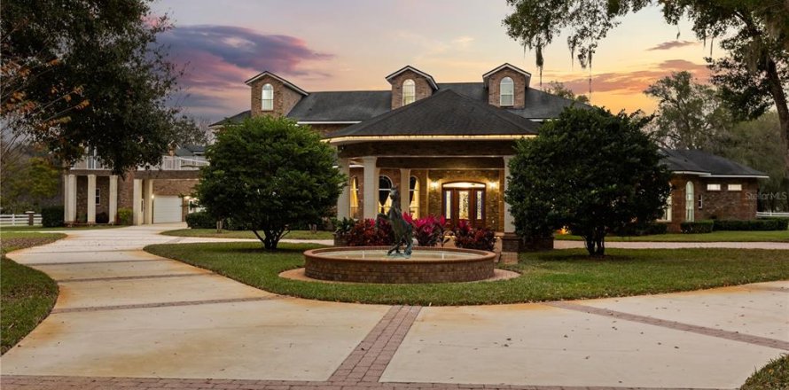 House in Sanford, Florida 8 bedrooms, 976.87 sq.m. № 2224491