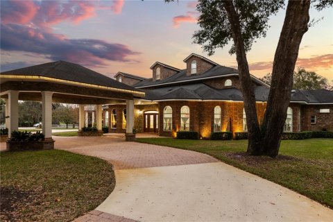 House in Sanford, Florida 8 bedrooms, 976.87 sq.m. № 2224491 - photo 2