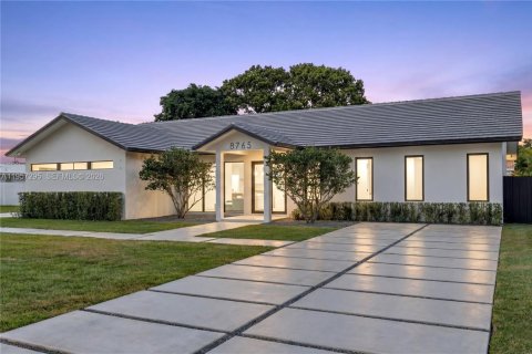 House in Palmetto Bay, Florida 5 bedrooms, 232.44 sq.m. № 2019767 - photo 2