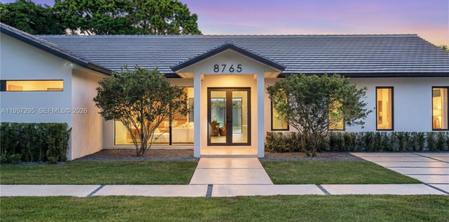 House in Palmetto Bay, Florida 5 bedrooms, 232.44 sq.m. № 2019767