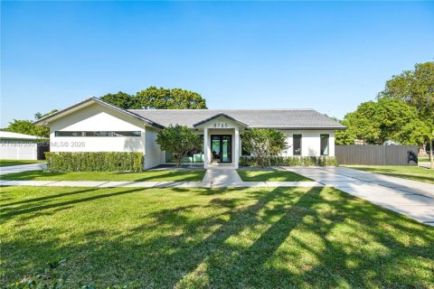 House in Palmetto Bay, Florida 5 bedrooms, 232.44 sq.m. № 2019767 - photo 4