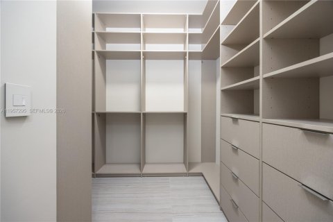 House in Palmetto Bay, Florida 5 bedrooms, 232.44 sq.m. № 2019767 - photo 22