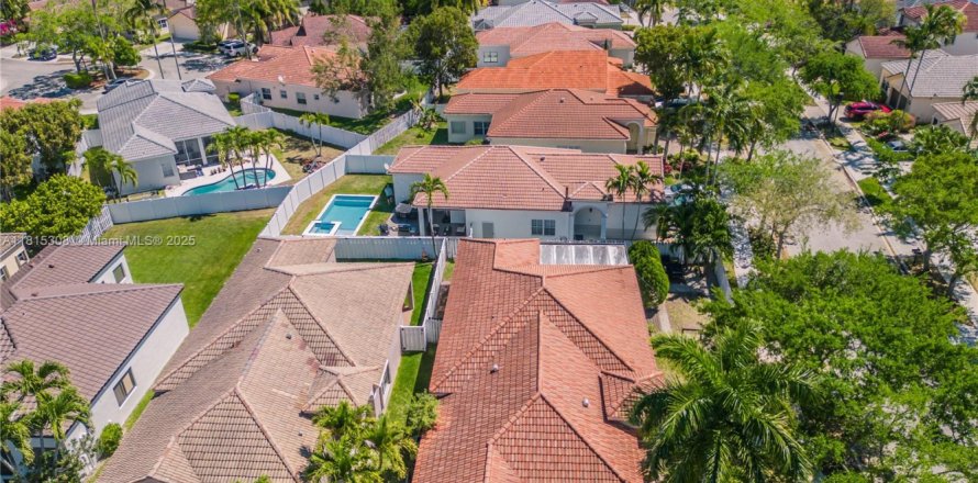 House in Weston, Florida 3 bedrooms, 151.24 sq.m. № 1766860