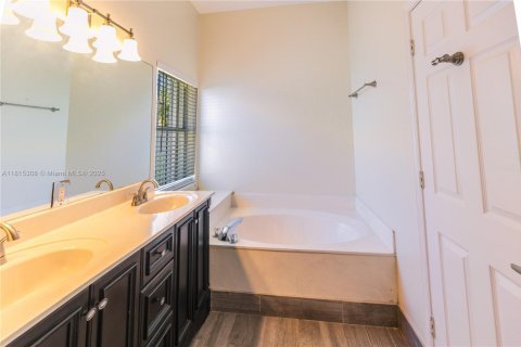 House in Weston, Florida 3 bedrooms, 151.24 sq.m. № 1766860 - photo 21