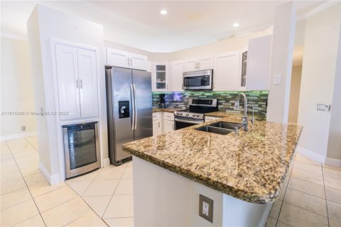 House in Weston, Florida 3 bedrooms, 151.24 sq.m. № 1766860 - photo 12