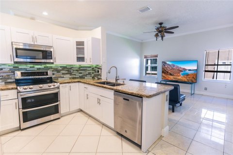 House in Weston, Florida 3 bedrooms, 151.24 sq.m. № 1766860 - photo 11