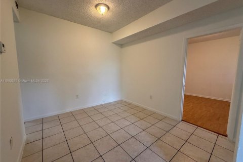 Copropriété à louer à Pembroke Pines, Floride: 2 chambres, 79.34 m2 № 1945292 - photo 3